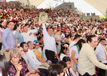 iii Viva San Blas Atempa!!!”, grita con el corazón el senador Nino Morales en la Guelaguetza