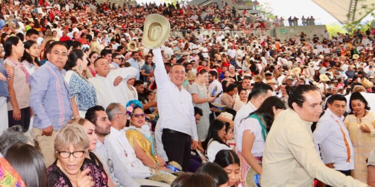 iii Viva San Blas Atempa!!!”, grita con el corazón el senador Nino Morales en la Guelaguetza