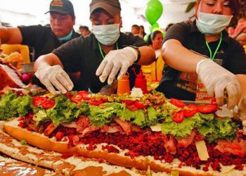 Las crónicas periodísticas señalaron que no formaron una torta tras otra, un bolillo o una telera en una hilera.