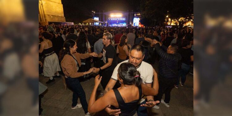 Baila Oaxaca a ritmo de salsa en aleccionador concierto