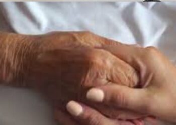 Abuelita cae desde segundo piso y lucha por su vida en hospital de Salina Cruz