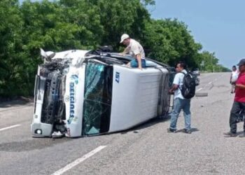 Choque entre urban y camioneta deja varios lesionados en Piedras Negras, Tonameca