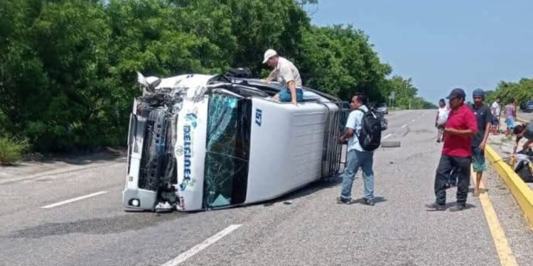 Choque entre urban y camioneta deja varios lesionados en Piedras Negras, Tonameca