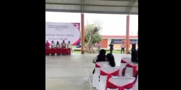 VIDEO “¡En esta escuela hay acosadores!” Alumna denuncia acoso sexual de maestros durante su graduación en Chiapas