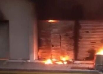 Cortocircuito provoca incendio en local del centro de Juchitán y desata alarma entre vecinos