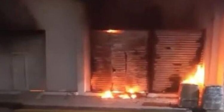 Cortocircuito provoca incendio en local del centro de Juchitán y desata alarma entre vecinos