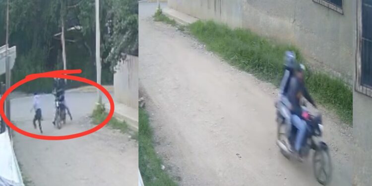 Impunidad a toda velocidad! Captan asalto a mujer por motoasaltantes en Oaxaca