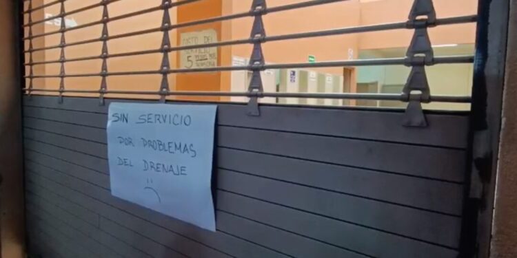 VIDEO ¿Y ahora dónde hacemos del uno y del dos? Cierran baños del mercado 20 de Noviembre en plena Guelaguetza