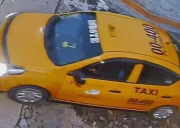 ¡“Marca del Zorro” en pleno Centro Histórico! Faena fecal de taxista indigna a vecinos en Oaxaca