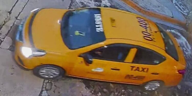 ¡“Marca del Zorro” en pleno Centro Histórico! Faena fecal de taxista indigna a vecinos en Oaxaca