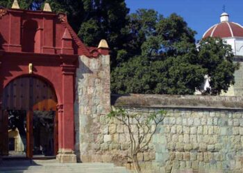 Carmelitas descalzos recibieron en el siglo XVI el templo de la Santa Veracruz para fundar su convento.