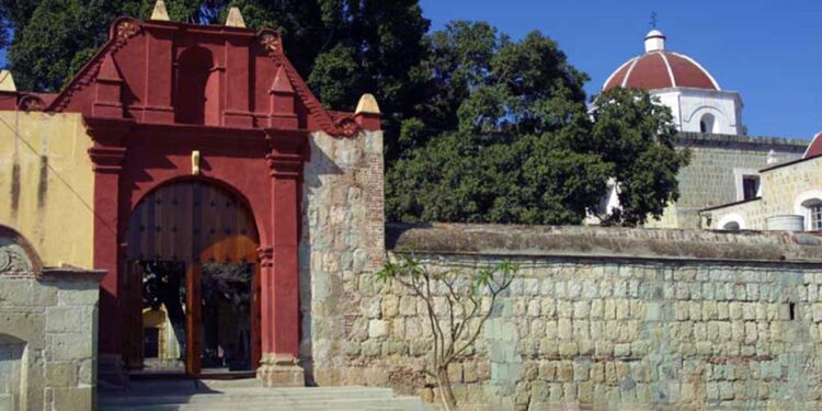 Carmelitas descalzos recibieron en el siglo XVI el templo de la Santa Veracruz para fundar su convento.