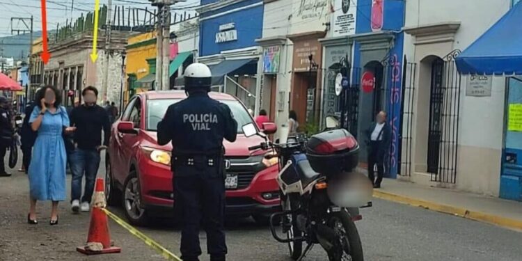 ¡Saltan las reglas! Conductor sin licencia evita sanción tras llamada de magistrada electa”