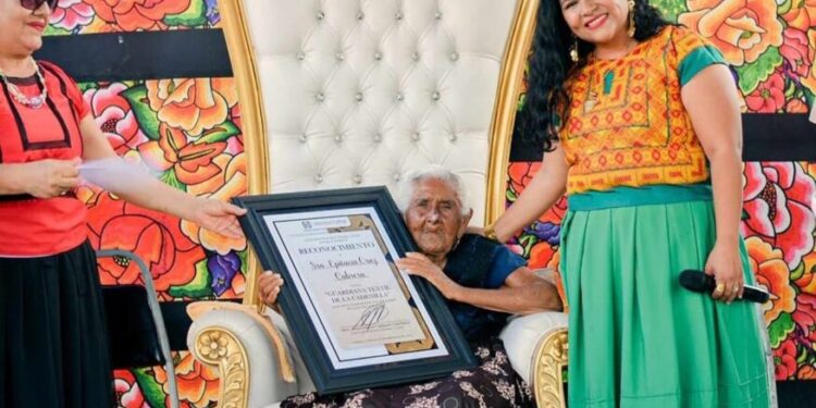 También conocida como "la mujer huipil", Epitacia Cruz había cumplido 103 años de edad el pasado mes de mayo.