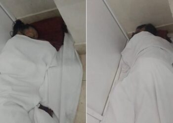 La imagen de la mujer envuelta en un sábana fue expuesta en redes sociales para denunciar las anomalías en la atención de los pacientes de esta institución.