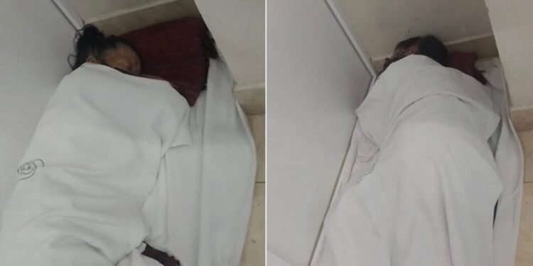 La imagen de la mujer envuelta en un sábana fue expuesta en redes sociales para denunciar las anomalías en la atención de los pacientes de esta institución.