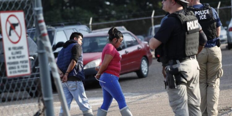 Redadas en California dejan más de 100 migrantes detenidos; comunidades en alerta