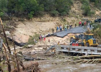 El senador Ted Cruz, republicano de Texas, afirmó que se realizaría un análisis minucioso de lo ocurrido para evitar una tragedia similar.