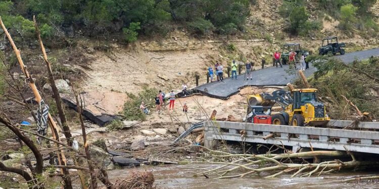 El senador Ted Cruz, republicano de Texas, afirmó que se realizaría un análisis minucioso de lo ocurrido para evitar una tragedia similar.