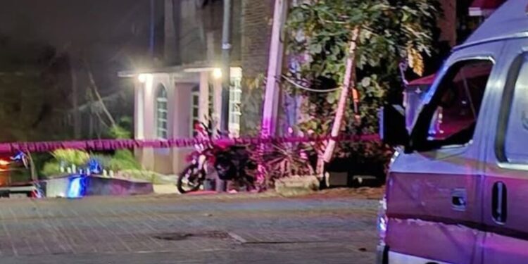 ¡Pinotepa amanece con sangre! Asesinan a joven mientras conducía su moto
