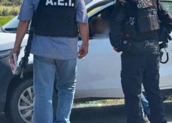 ¡Asesinados y exhibidos! Jóvenes acribillados en su camioneta sobre la vía federal