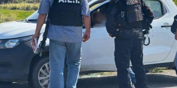 ¡Asesinados y exhibidos! Jóvenes acribillados en su camioneta sobre la vía federal