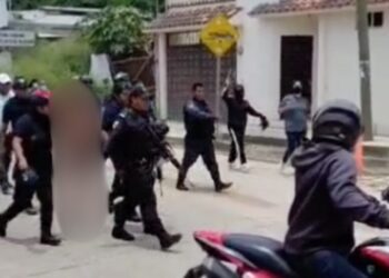 Tras exhibir desnuda a mujer en San Pablo Etla DDHPO investiga a policías por permitir tratos degradantes