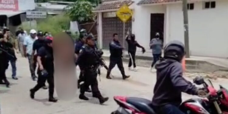 Tras exhibir desnuda a mujer en San Pablo Etla DDHPO investiga a policías por permitir tratos degradantes
