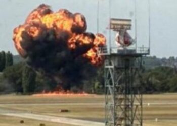 Avioneta explota tras despegar en aeropuerto de Londres; investigan posibles causas