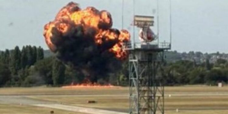 Avioneta explota tras despegar en aeropuerto de Londres; investigan posibles causas