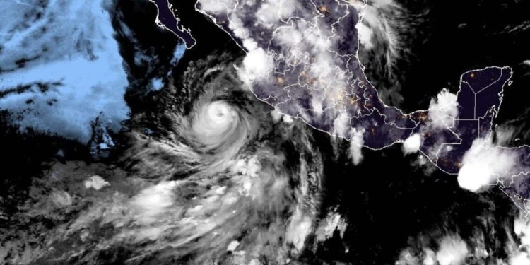 El huracán Flossie se debilita