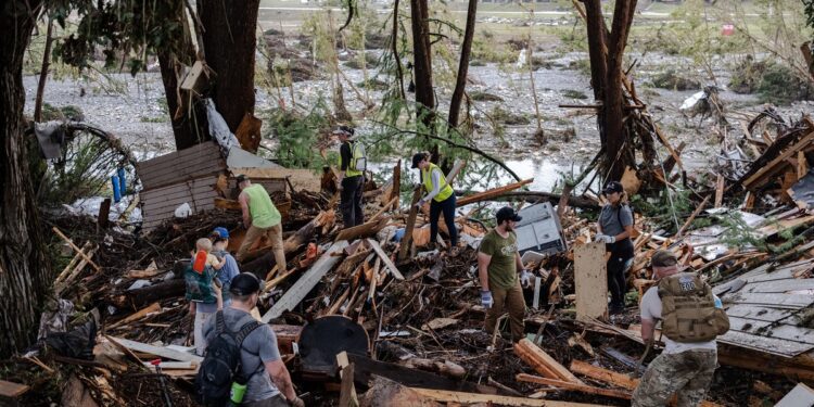 Devastadoras inundaciones en Texas dejan más de 120 muertos y decenas de desaparecidos