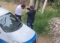 VIDEO ¡Drogados al volante! Taxista y mototaxista inhalan presunta droga mientras trabajan