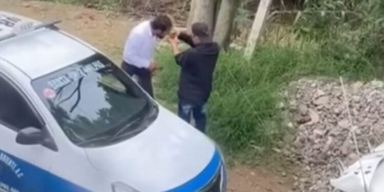 VIDEO ¡Drogados al volante! Taxista y mototaxista inhalan presunta droga mientras trabajan