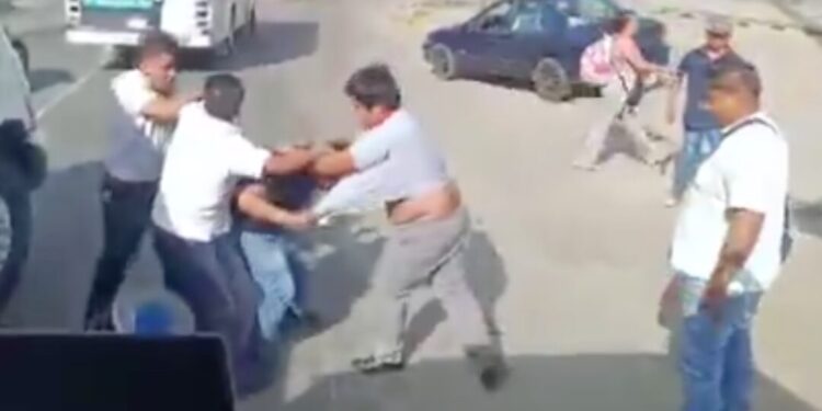 VIDEO Pleito callejero entre choferes empaña ambiente festivo en Oaxaca