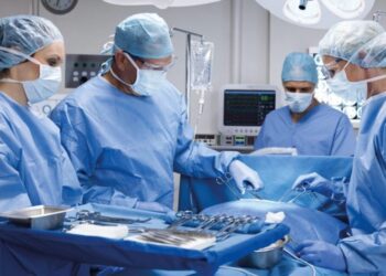 Aplican cirugías plásticas sin preparación ni título