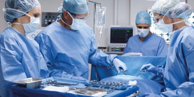 Aplican cirugías plásticas sin preparación ni título