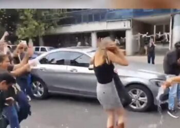 Agreden con líquidos a Lady Racista tras audiencia