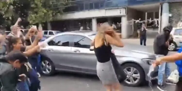 Agreden con líquidos a Lady Racista tras audiencia
