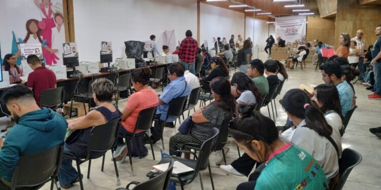 ¡Caos en módulos de Semovi! Largas filas y poca atención a un día del límite para verificación vehicular