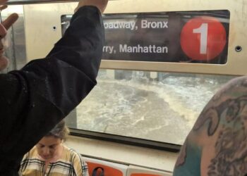 Tanto en la superficie como en el subterráneo, los viajeros se vieron retrasados por las fuertes lluvias en la ciudad.