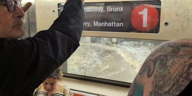Tanto en la superficie como en el subterráneo, los viajeros se vieron retrasados por las fuertes lluvias en la ciudad.