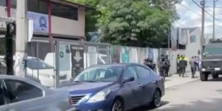 ¡Terror en Aragón! Hombre armado toma rehenes en gimnasio e iglesia y es abatido por la Policía