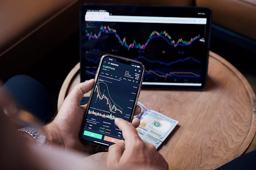 Mercados financieros. fuente: https://www.pexels.com/es-es/foto/hombre-telefono-inteligente-internet-sentado-17781649/