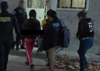 ¡Horror en Guatemala! Alumna de primaria asesina a su maestro con arma blanca en plena escuela
