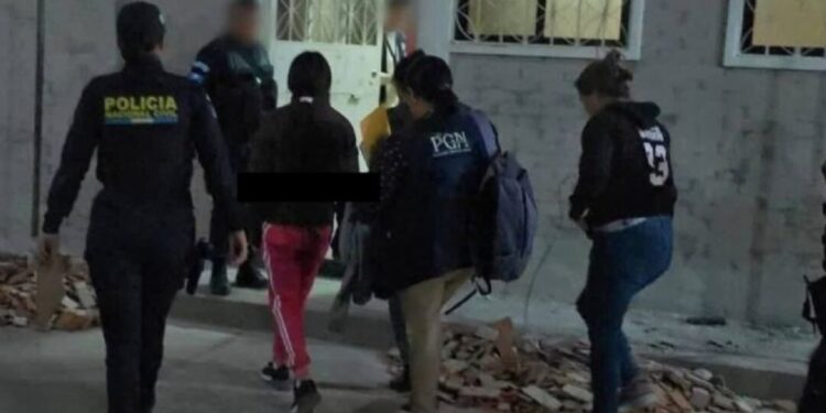 ¡Horror en Guatemala! Alumna de primaria asesina a su maestro con arma blanca en plena escuela