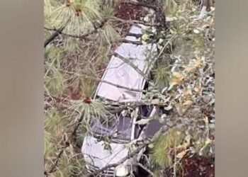 ¡Camioneta cae 90 metros en carretera 175! Cinco personas rescatadas en Cerro Metate