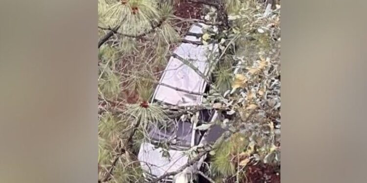 ¡Camioneta cae 90 metros en carretera 175! Cinco personas rescatadas en Cerro Metate