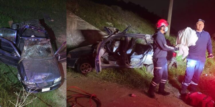 Familia de Tlacolula vive momentos de terror tras volcar con su auto desde puente en El Tule