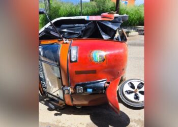 ¡Mototaxi vuelca junto al paso a desnivel de la Ciudad Judicial!